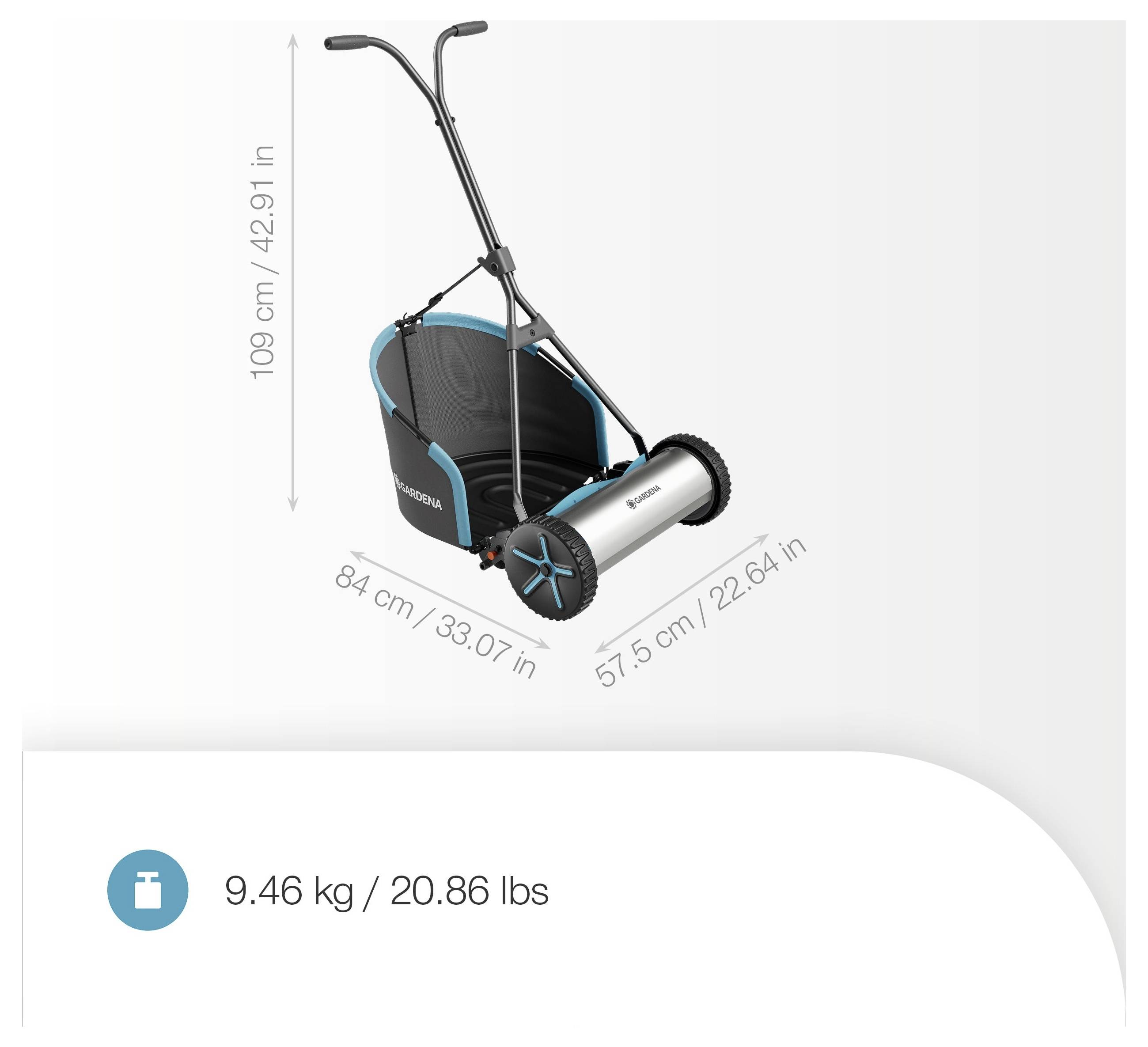 Ein Rasenkehrer mit beschrifteten Abmessungen: 109 cm Höhe, 84 cm Breite, 57,5 cm Tiefe. Gewicht beträgt 9,46 kg (20,86 lbs).