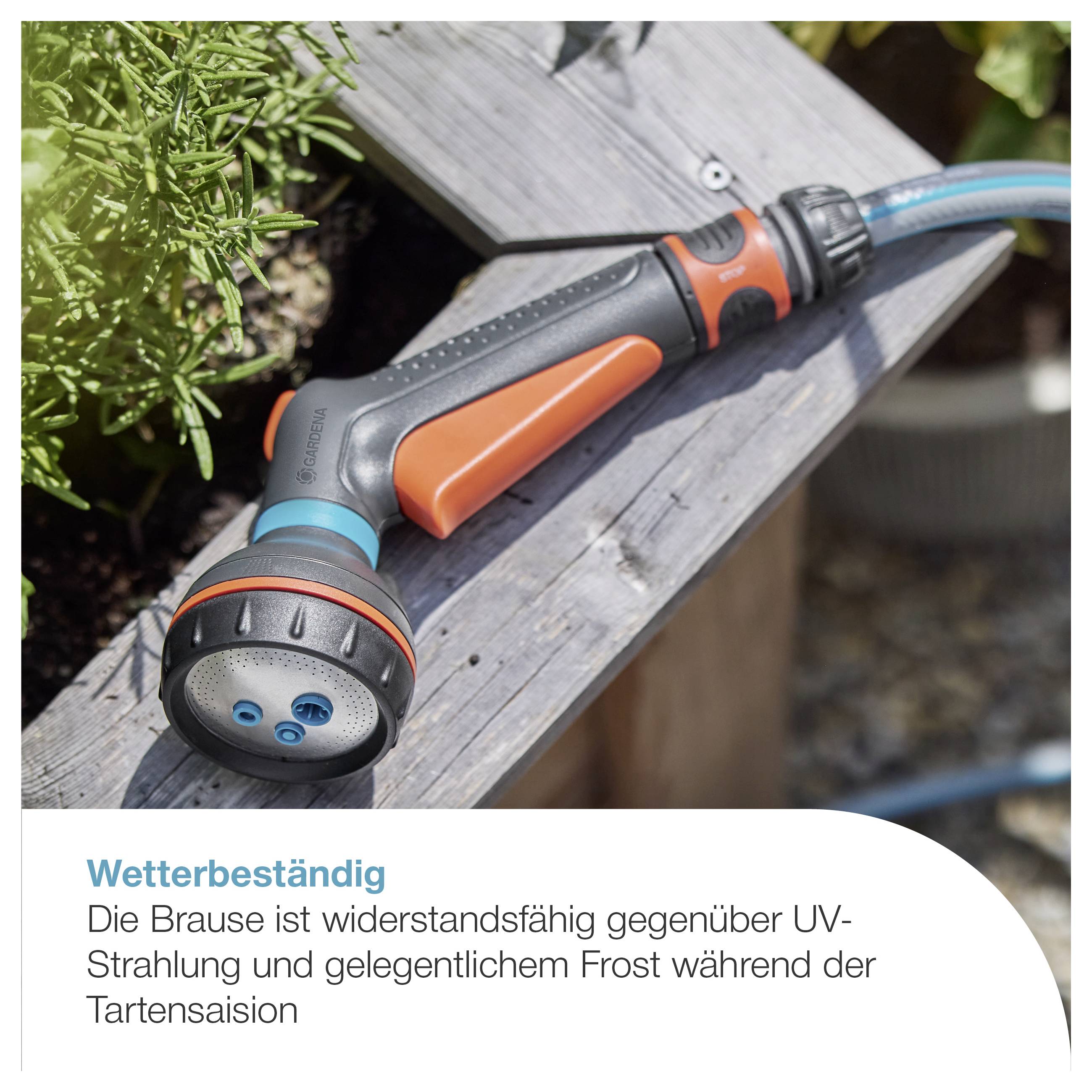 Wetterfeste Gartenschlauchbrause auf Holzbank; Text: 'Wetterbeständig' und Hinweis auf UV-Strahlung und Frost während der Tartsaison.