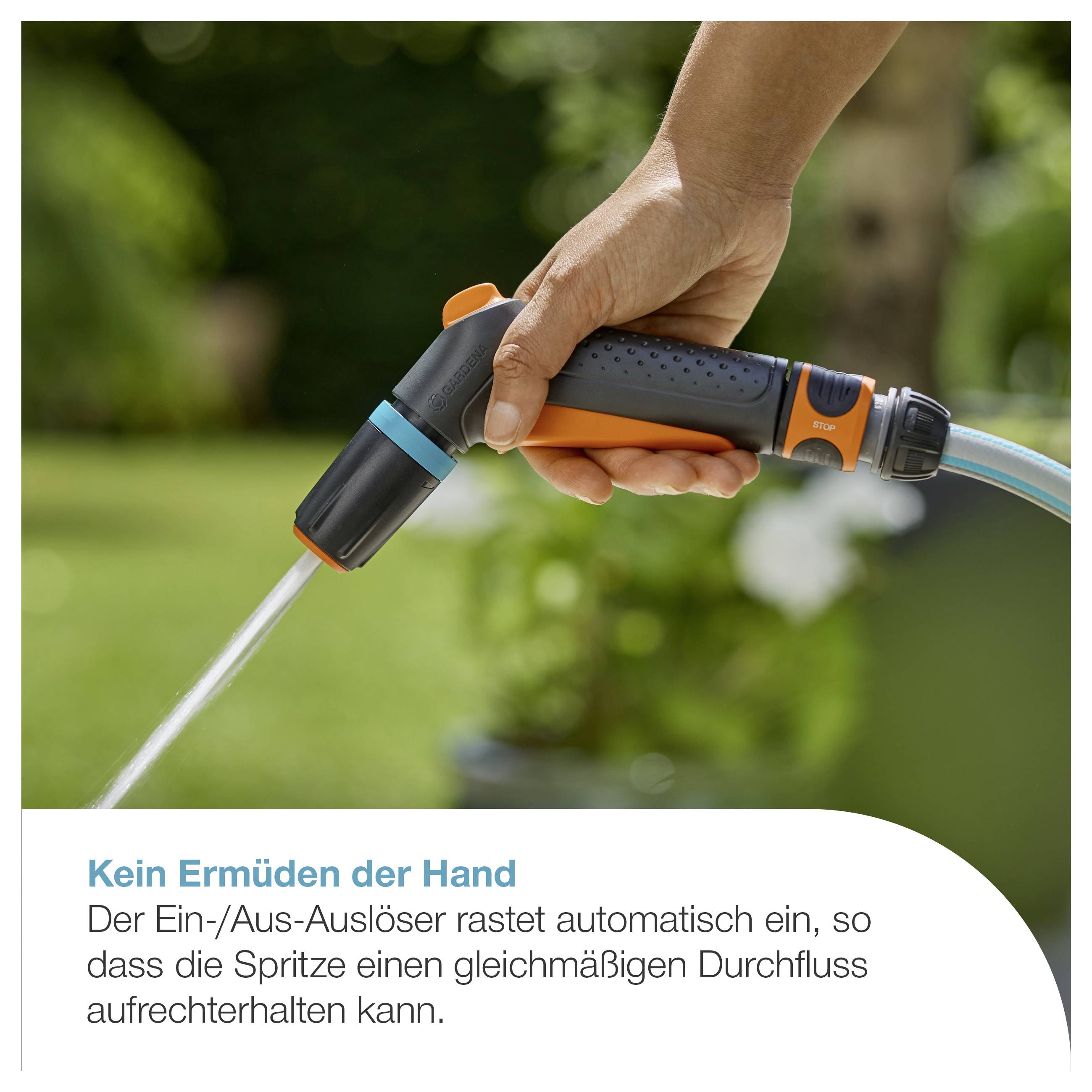 Hand hält eine Gartenspritze mit gleichmäßigem Wasserstrahl; Text: 'Kein Ermüden der Hand' und Hinweis auf automatisch einrastenden Ein-/Aus-Auslöser.