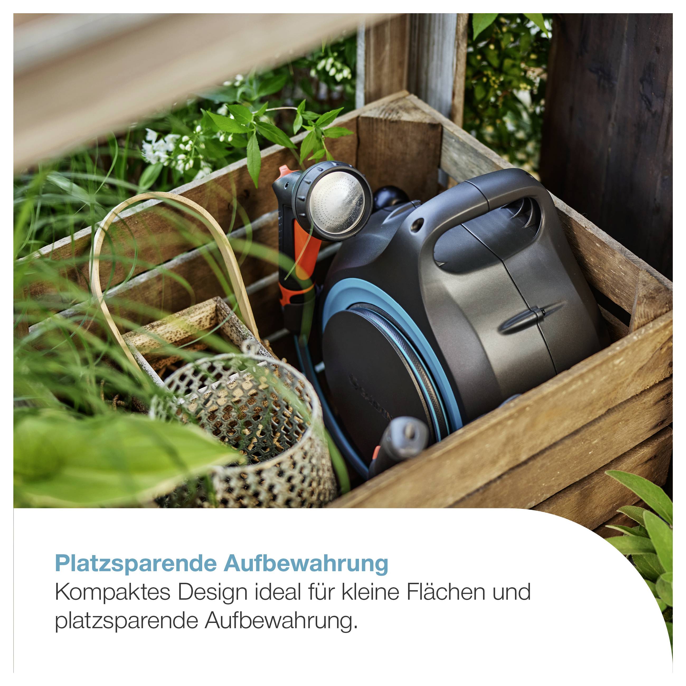Tragbarer, runder Staubsauger in einer Holzkiste; dazu Text 'Platzsparende Aufbewahrung' und 'Kompaktes Design ideal für kleine Flächen und platzsparende Aufbewahrung.'