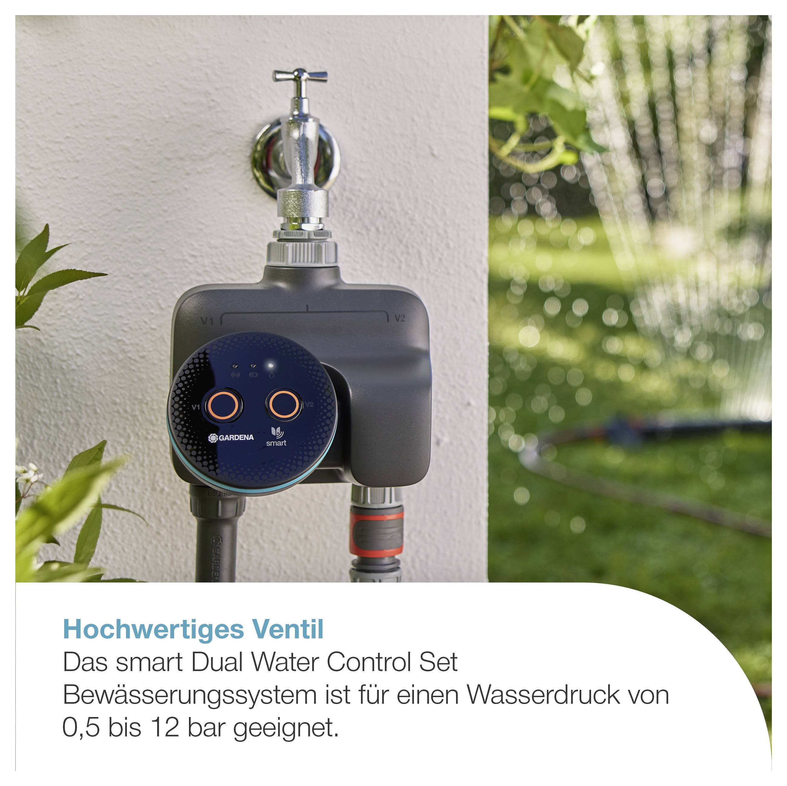 Smartes Bewässerungsventil an einer Außenwasserhahn-Installation; Text nennt 'Hochwertiges Ventil' und Eignung für 0,5 bis 12 bar Wasserdruck.
