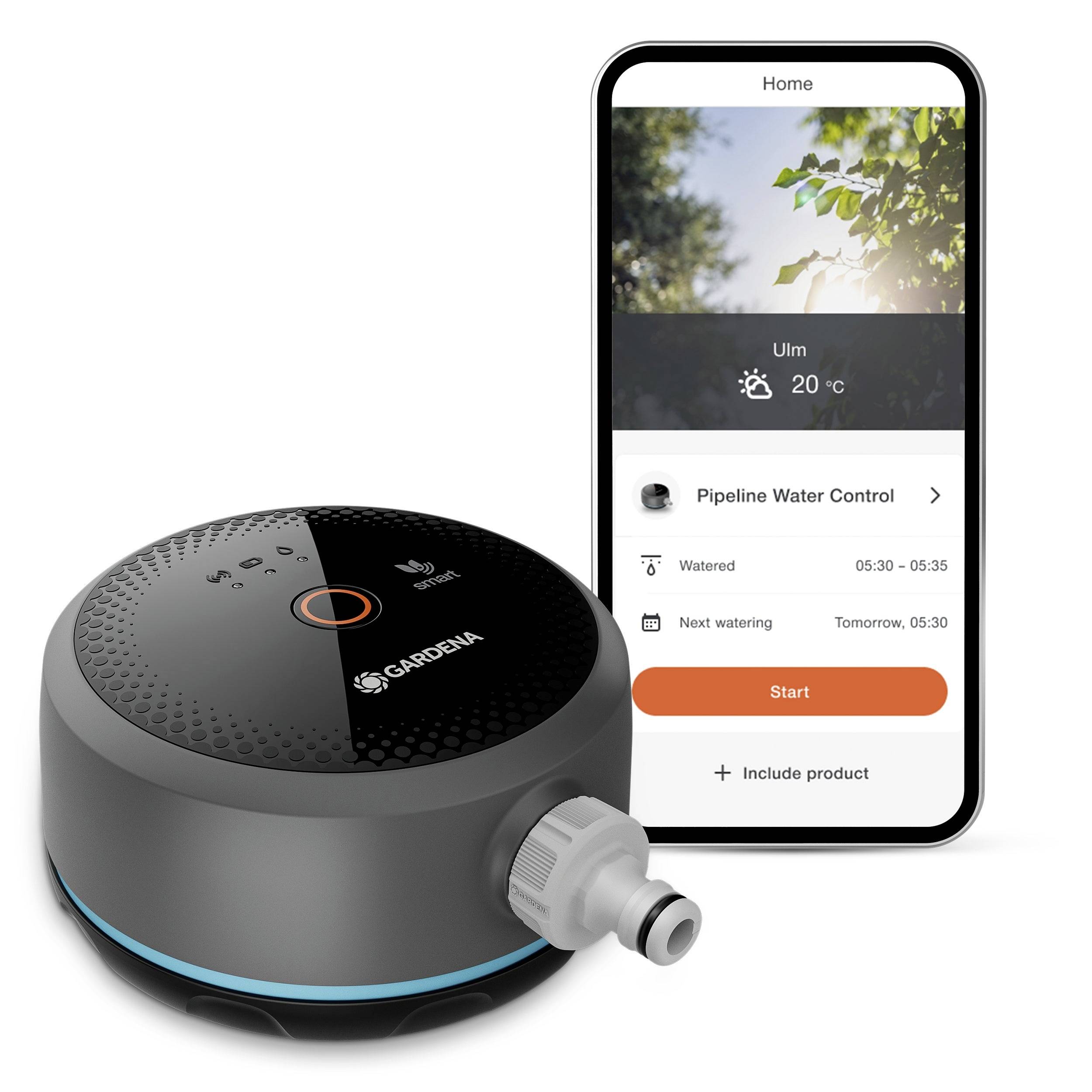 Ein intelligentes Wassersteuerungsgerät neben einem Smartphone, das eine App-Oberfläche mit Wetter- und Bewässerungszeitplaninformationen anzeigt.