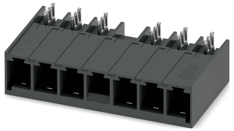 Ein schwarzer sechspoliger elektronischer Stecker mit Metallkontakten, der zum Verbinden von Schaltungskomponenten verwendet wird, gezeigt aus einer angewinkelten Draufsicht.