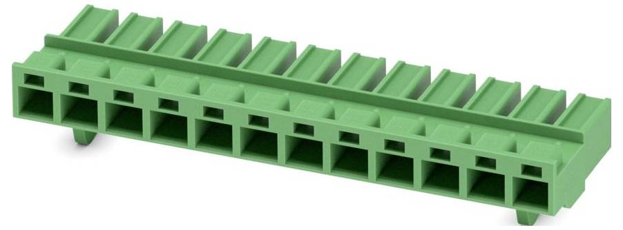 Ein grüner Kunststoff-Klemmleisten-Stecker mit mehreren Nuten für Drahtverbindungen, mit geripptem Oberteil für sichere Befestigung.