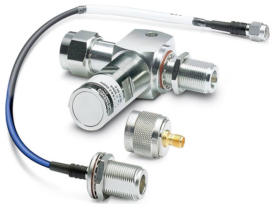 Verschiedene Koaxialkabelstecker und Adapter auf weißem Hintergrund, einschließlich gerader und rechtwinkliger Typen mit metallischen Oberflächen.