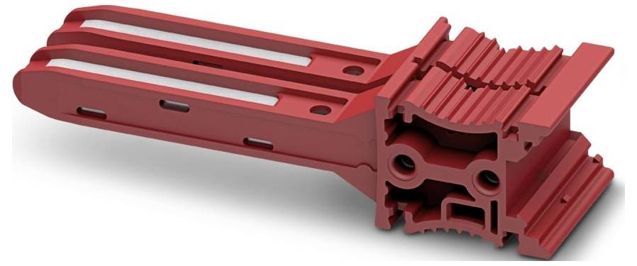 Eine rote Metallkomponente mit mechanischem Design, mehreren Schlitzen und Nuten, mit geripptem Design und rechteckiger Form, wahrscheinlich zur Verwendung in der Technik oder in Maschinen.