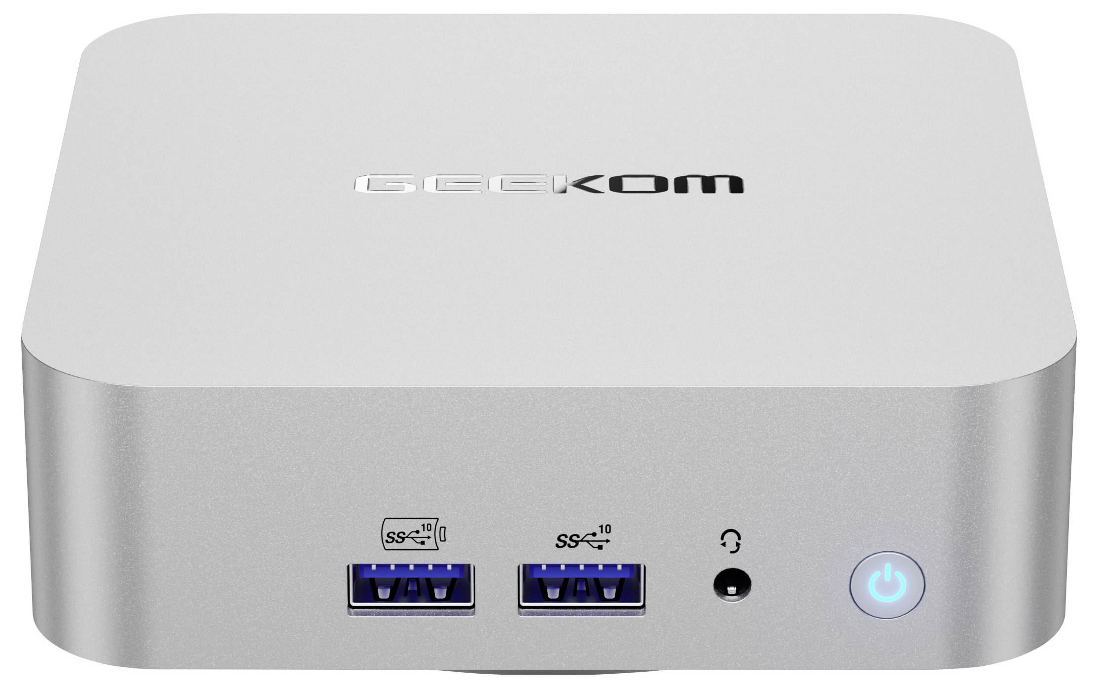 Ein silberner Geekom Mini-PC mit zwei USB-Anschlüssen, einer Kopfhörerbuchse und einem Netzschalter an der Vorderseite.