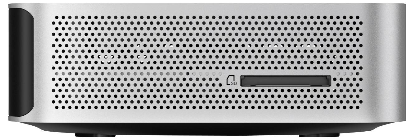 Ein schlanker, silberner Desktop-Computer mit einem perforierten Metallgitter und einem kompakten Design, von vorne betrachtet.