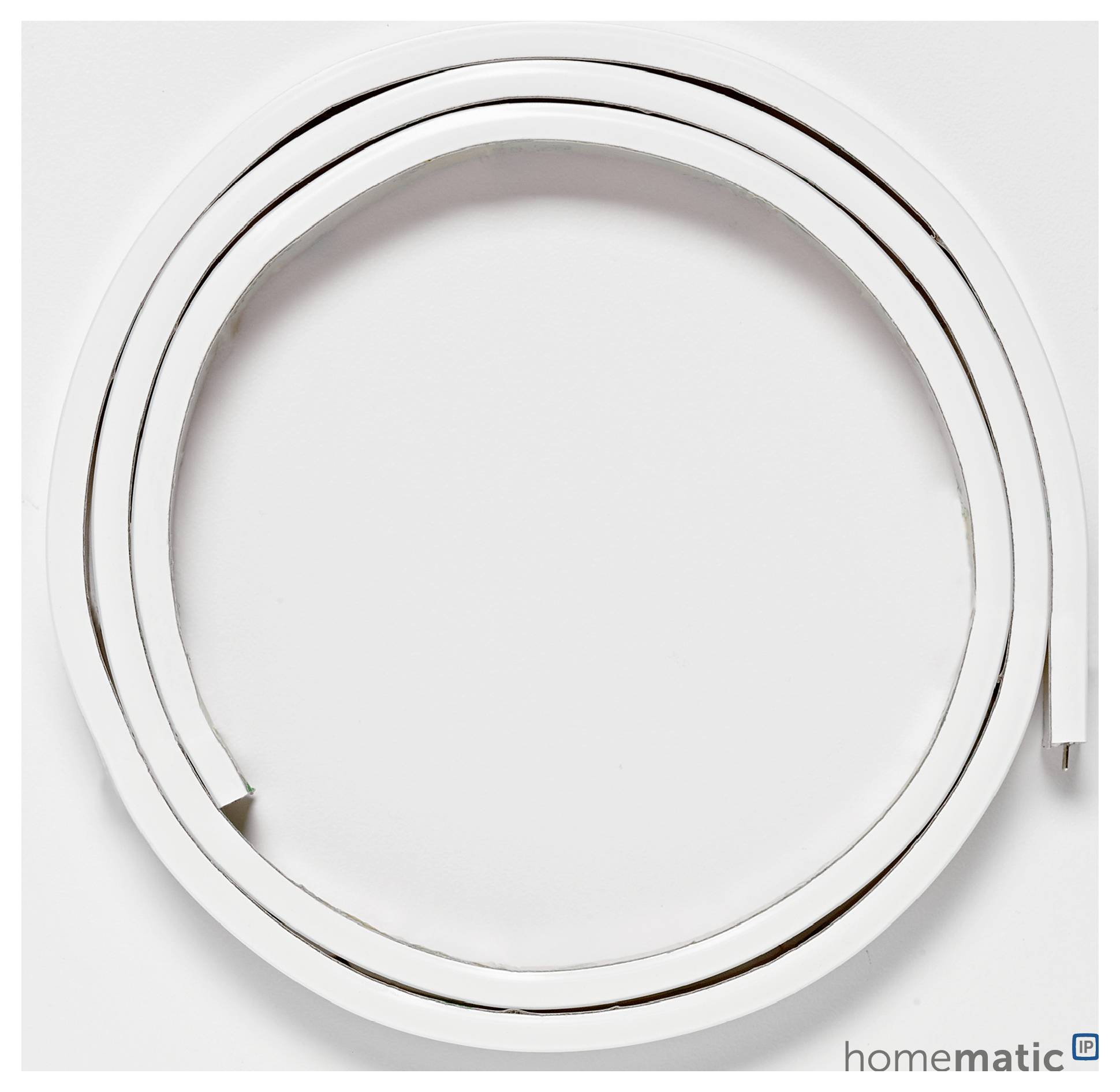 Ein flaches, aufgewickeltes weißes Kabel mit rechteckigem Profil, dargestellt auf einem neutralen Hintergrund. Das Homematic IP Logo befindet sich in der rechten unteren Ecke.