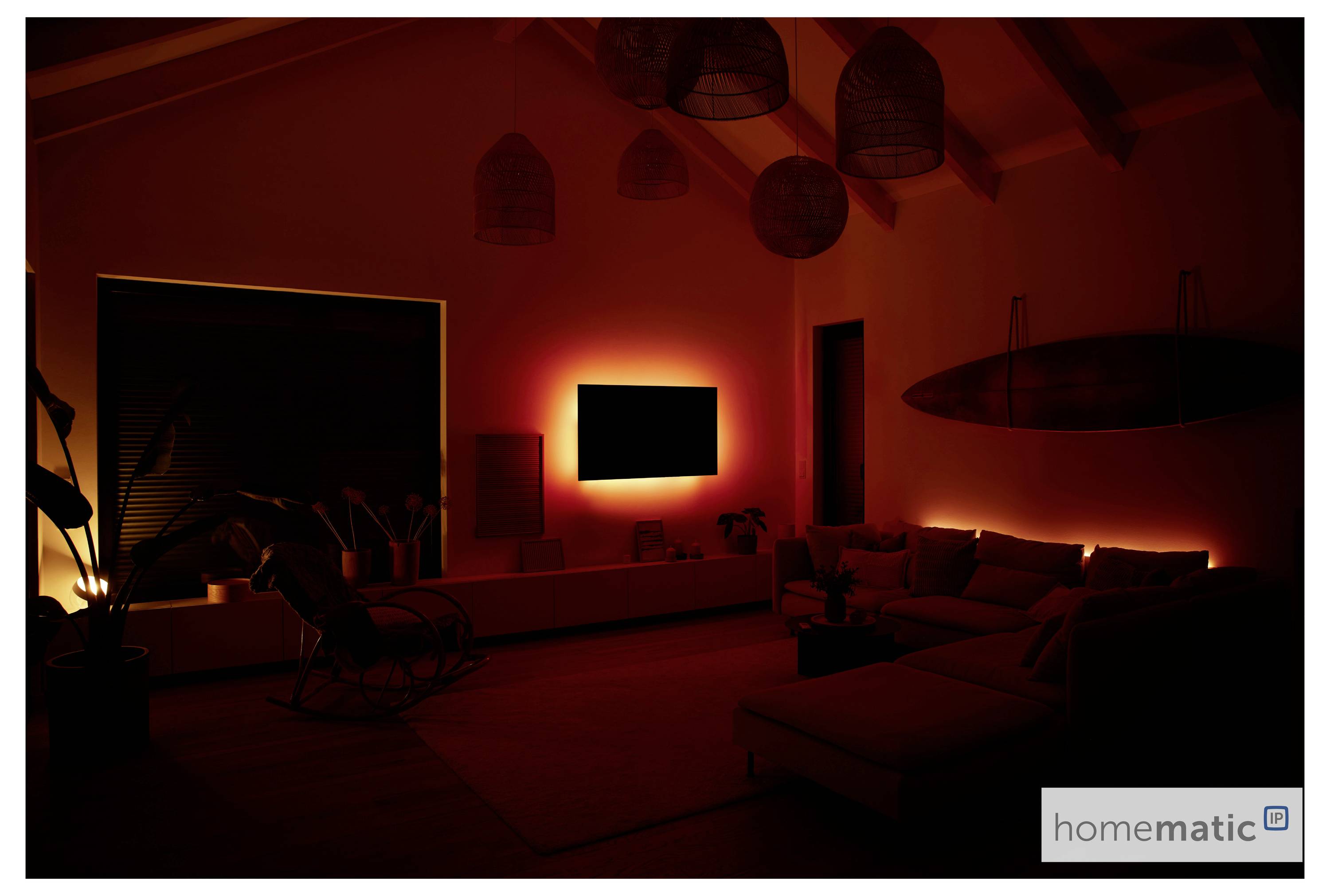 Ein düster beleuchtetes Wohnzimmer mit roter Ambientebeleuchtung, ausgestattet mit einem modernen Sofa, Surfbrett-Wanddekoration und einem Fernseher mit leuchtender Hintergrundbeleuchtung.