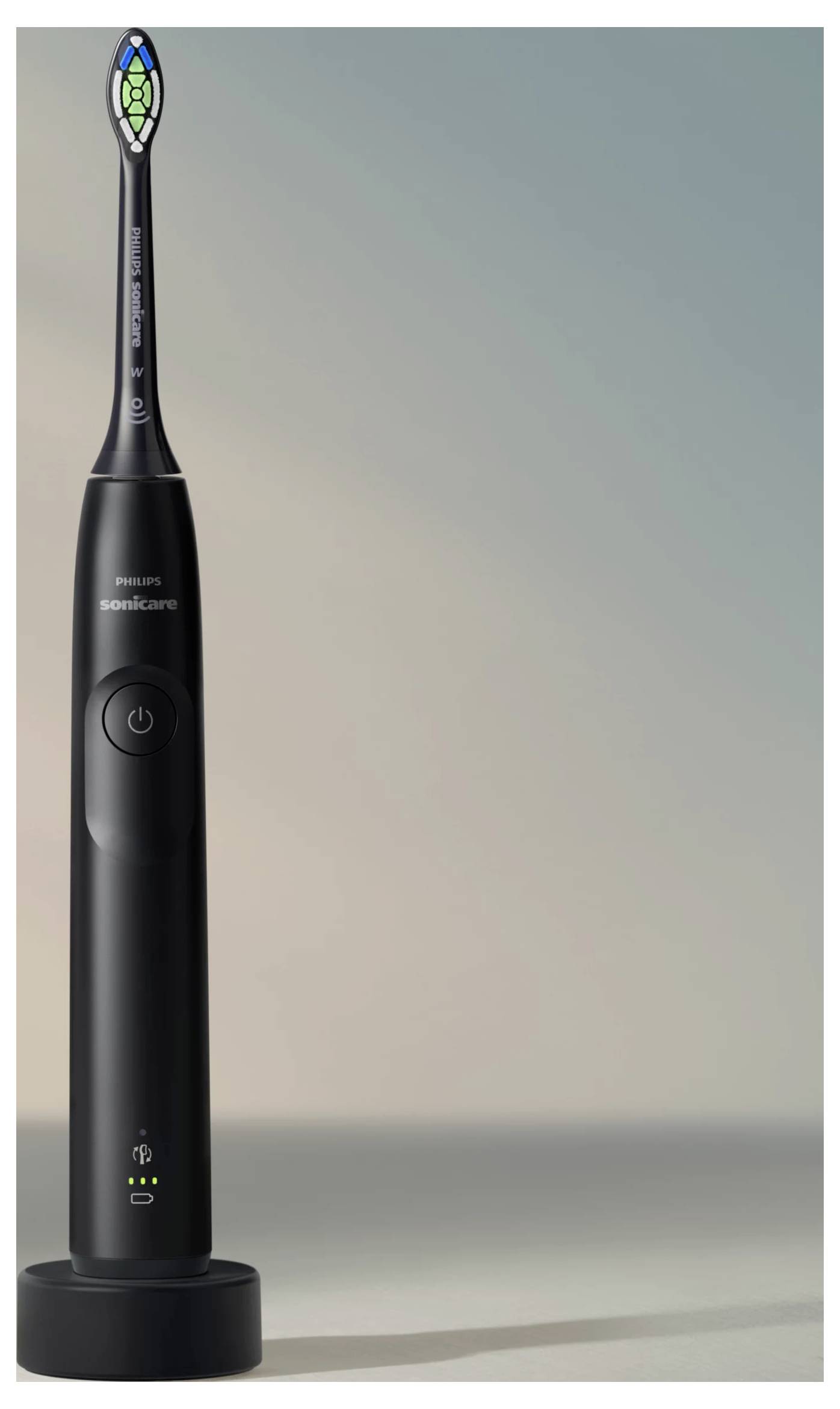 Eine schwarze elektrische Zahnbürste mit einem gemusterten Bürstenkopf steht aufrecht auf einer Ladestation vor einem Verlaufshintergrund.