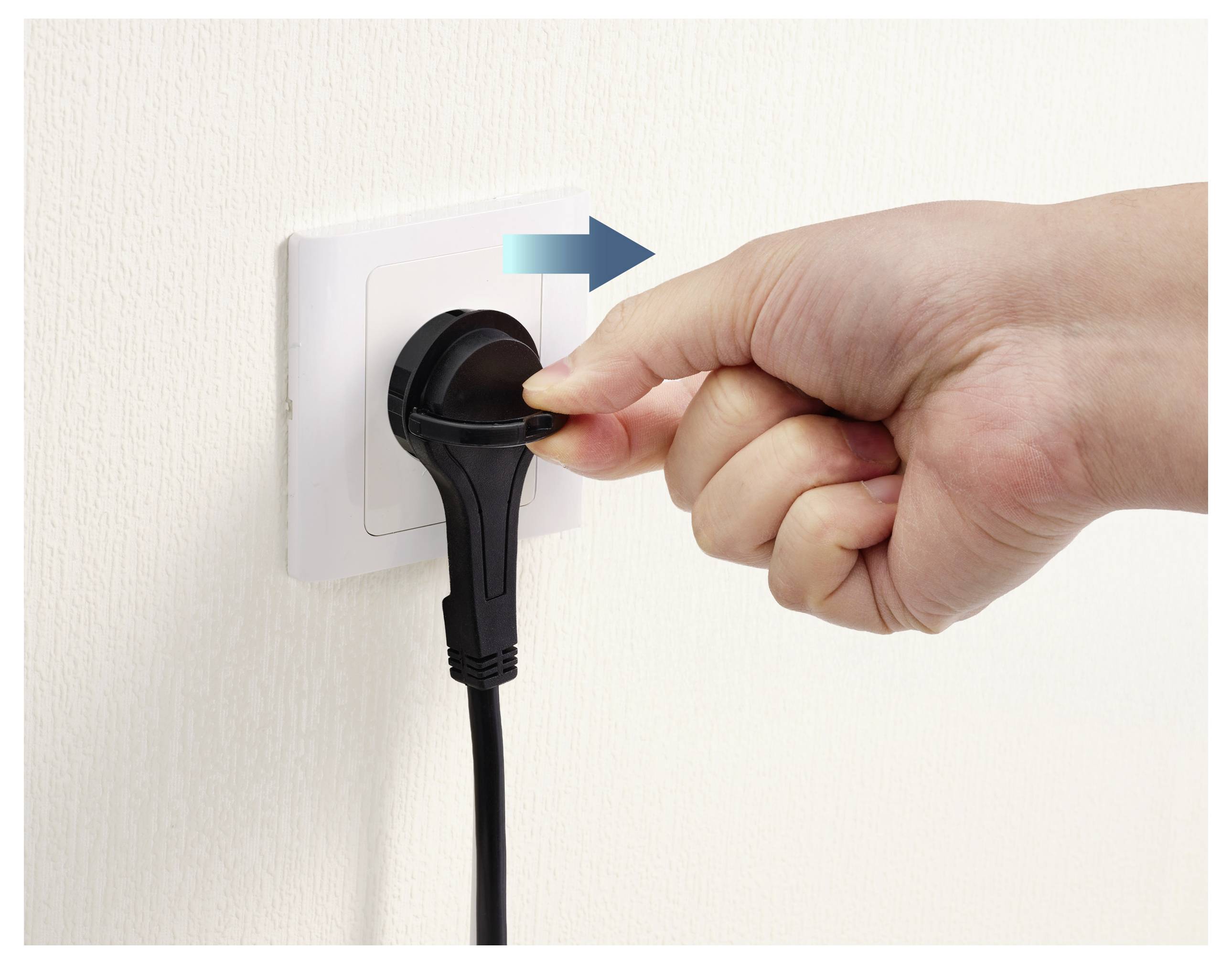 Eine Hand zieht ein schwarzes Stromkabel aus einer Wandsteckdose, wobei sie der durch einen blauen Pfeil angegebenen Richtung folgt.
