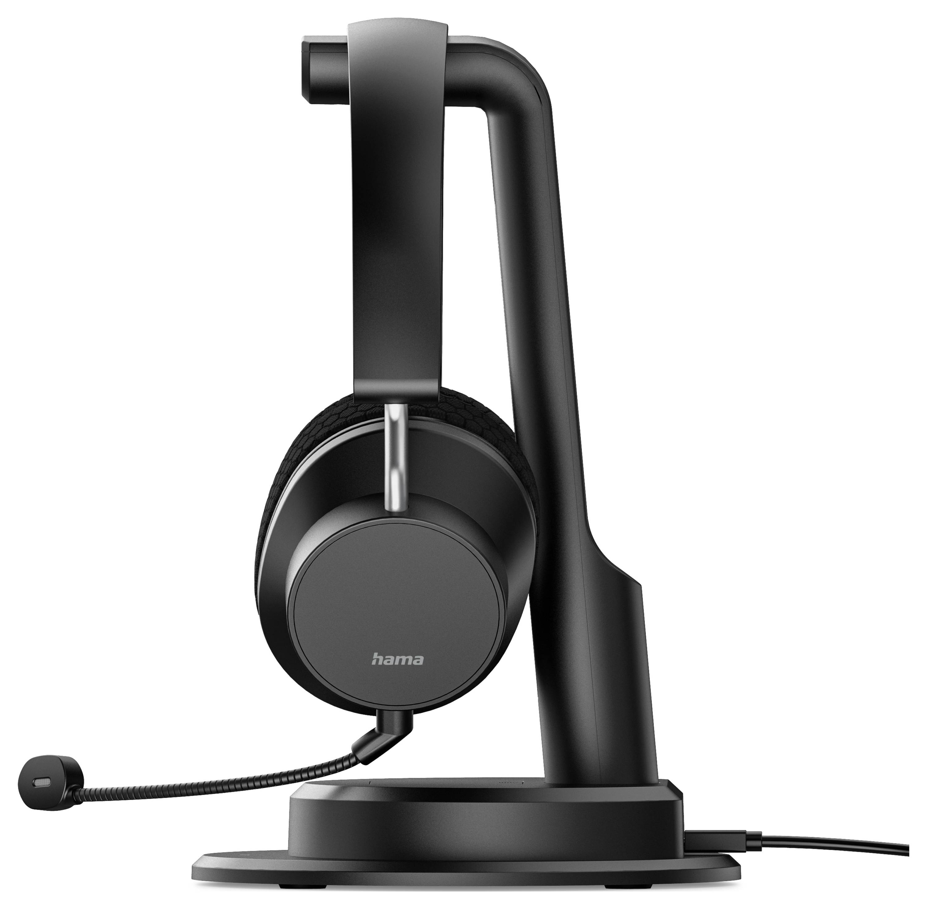 Ein schwarzes Over-Ear-Headset mit Mikrofon ruht auf einem schlanken schwarzen Ständer, durch ein Kabel verbunden.