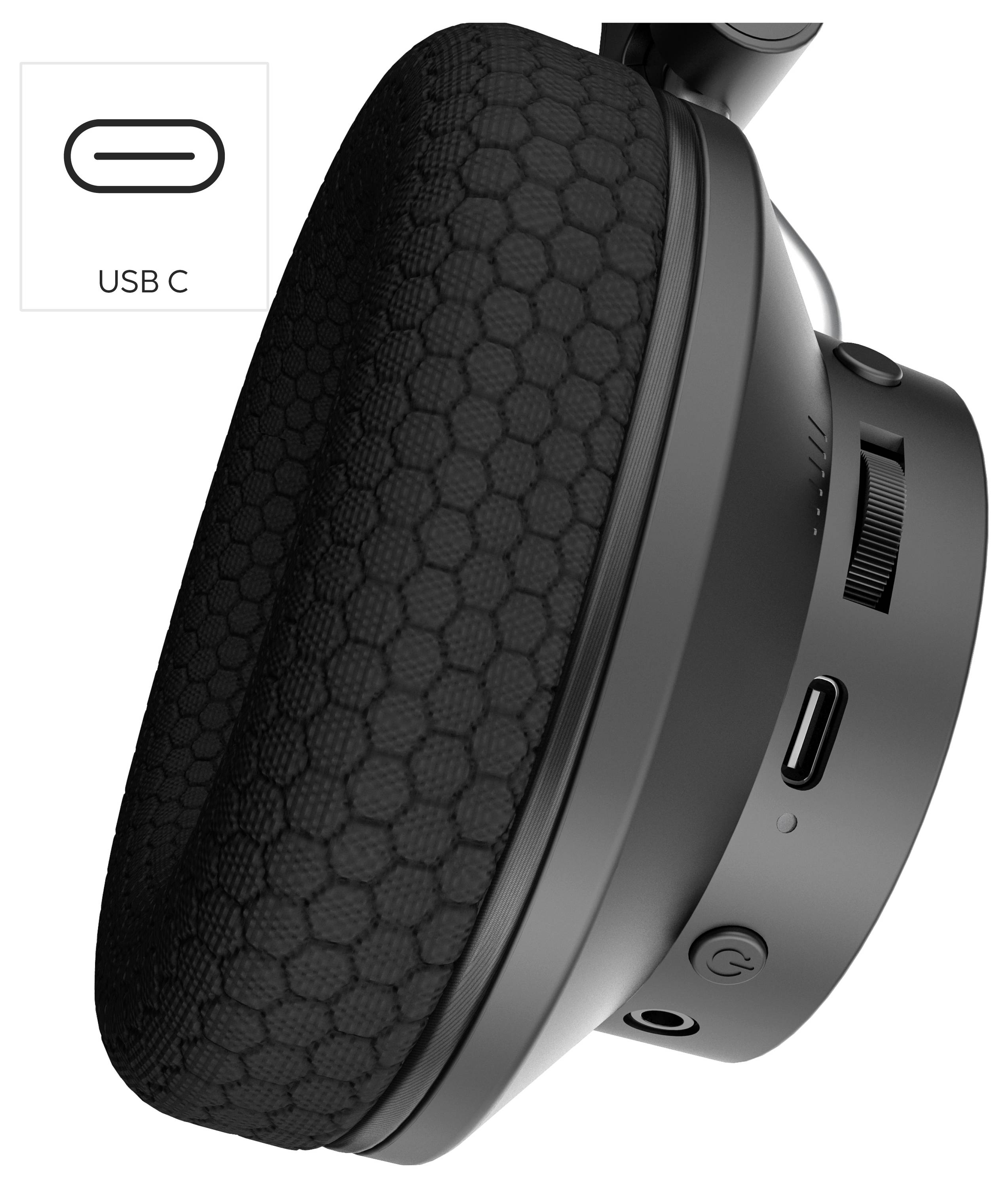 Eine Nahaufnahme einer schwarzen Kopfhörer-Ohrmuschel zeigt einen USB-C-Ladeanschluss und Bedienungsknöpfe. Das Bild enthält eine 'USB C'-Beschriftung mit dem Anschlusssymbol.