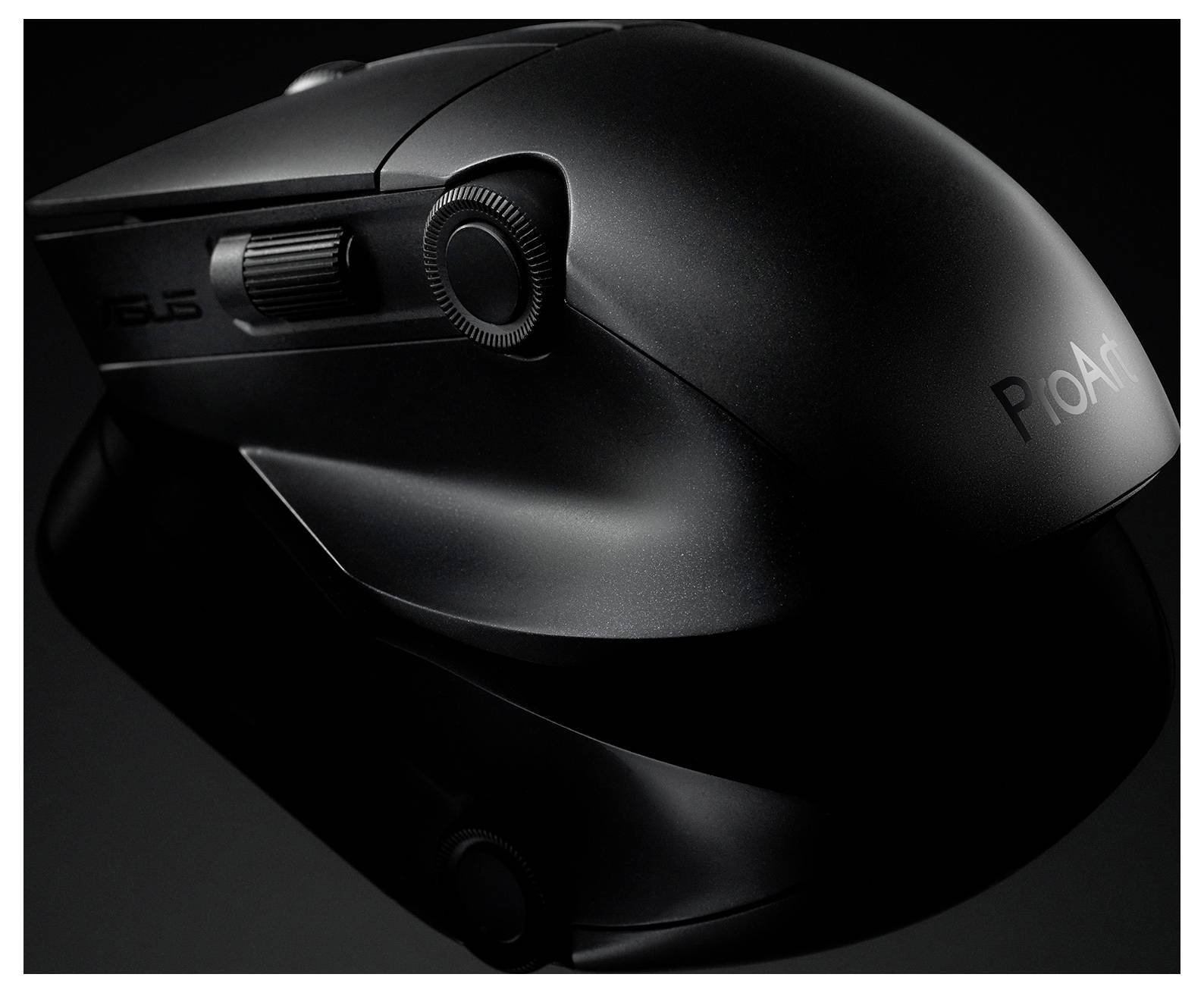 Eine elegante, schwarze Computermaus mit dem Schriftzug ‚ProArt', ausgestattet mit einem seitlichen Scrollrad und ergonomischem Design, vor einem dunklen Hintergrund.