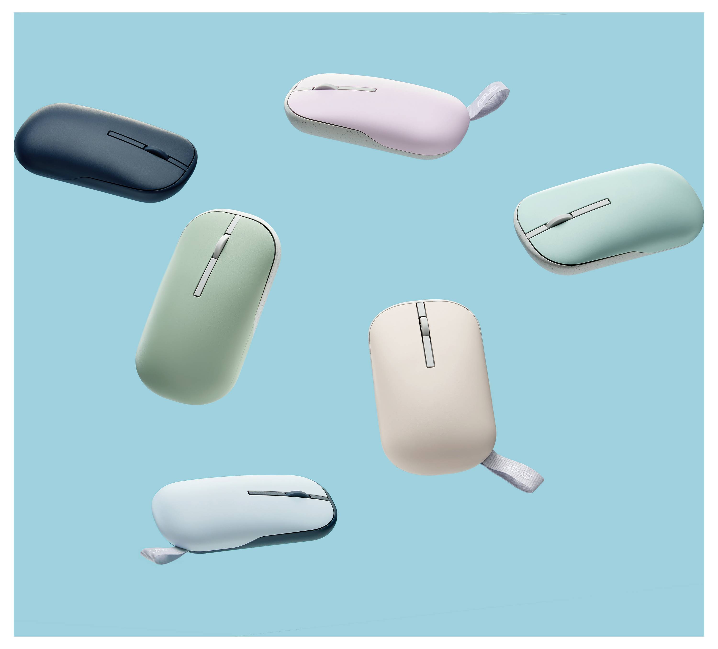 Fünf drahtlose Computermäuse in verschiedenen Pastellfarben (blau, rosa, grün, beige, mint) sind auf einem hellblauen Hintergrund verstreut.