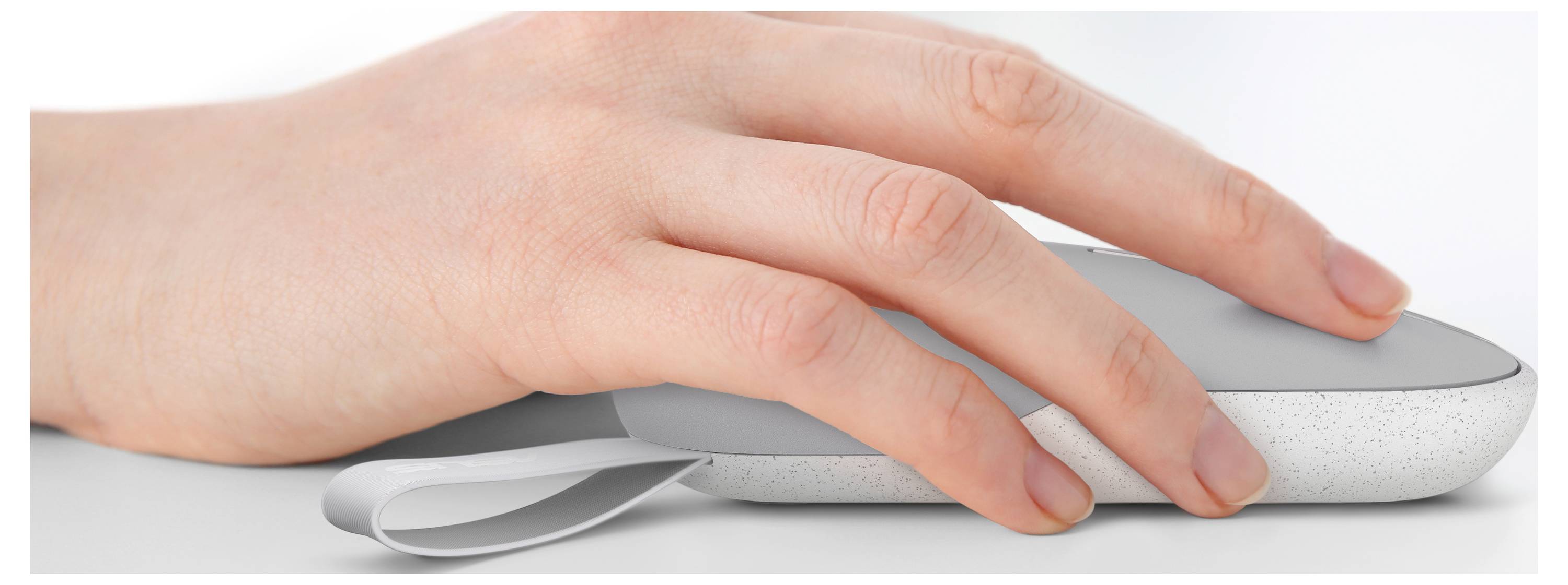 Eine Hand ruht sanft auf einer grauen Computermaus mit einem Riemen auf einer weißen Oberfläche und deutet auf einfache Bedienbarkeit und ergonomisches Design hin.