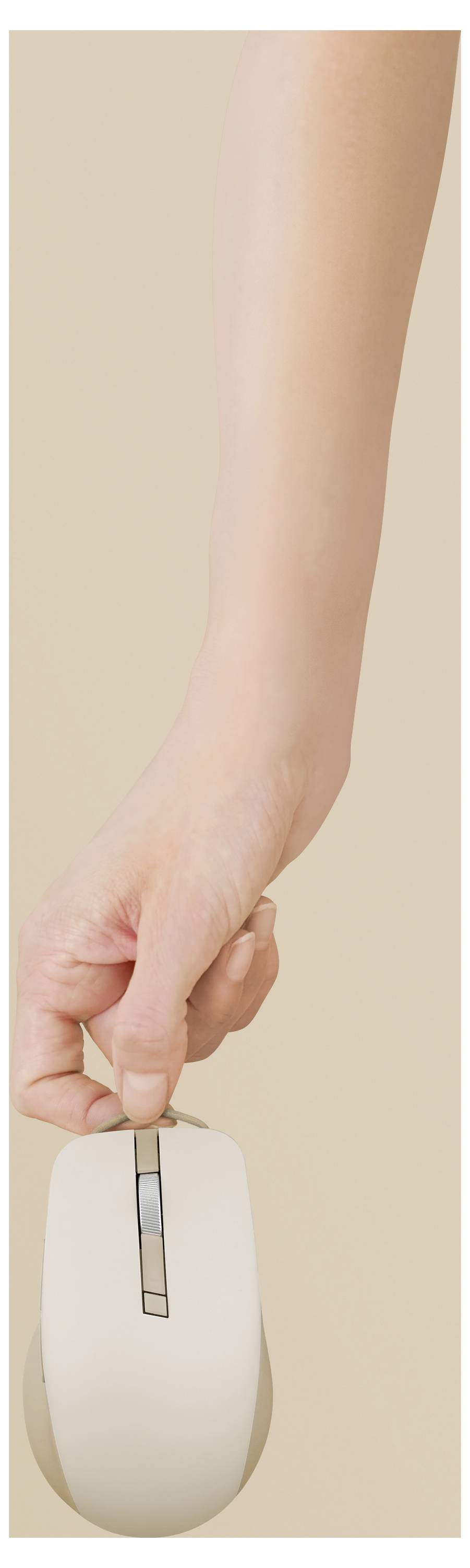 Eine Hand, die eine weiße Computermaus hält und nach unten zeigt, vor einem beigen Hintergrund.
