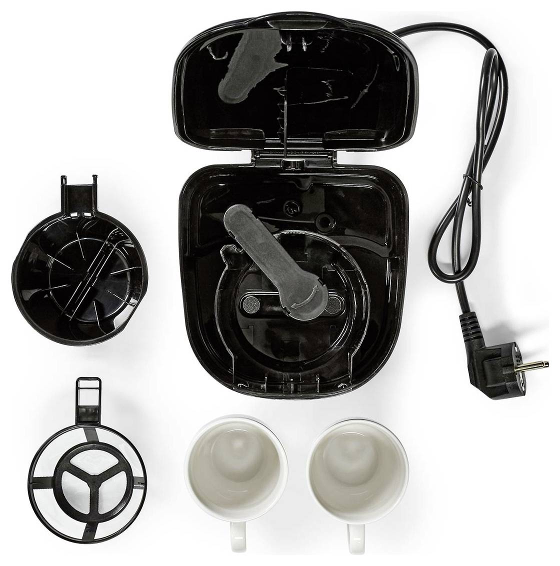 Draufsicht eines schwarzen Kaffeemachers mit geöffnetem Deckel, wobei Filter und Kabel zu sehen sind. Zwei weiße Tassen und Kaffeefilterkomponenten sind drumherum angeordnet.