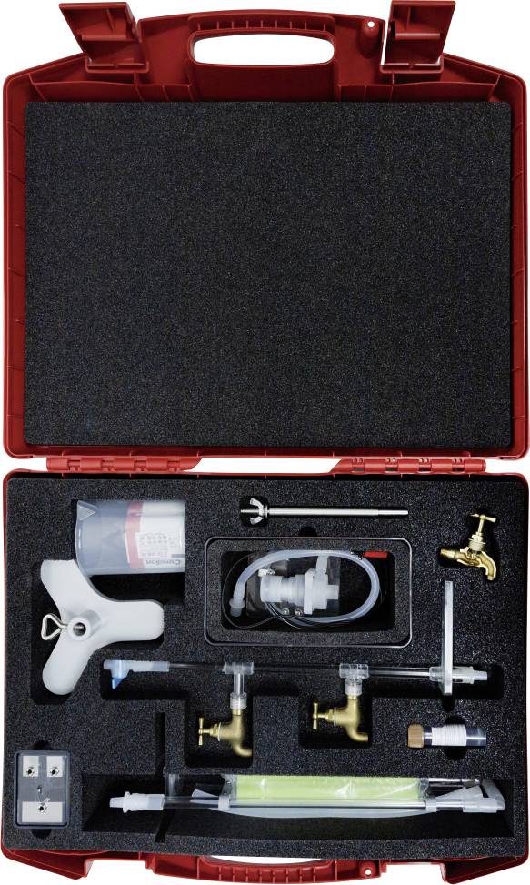 Roter Koffer mit sortierten Sanitärwerkzeugen und Zubehör, einschließlich einem T-förmigen Rohrzange, Ventilverbindungen und Rohrleitungskomponenten.