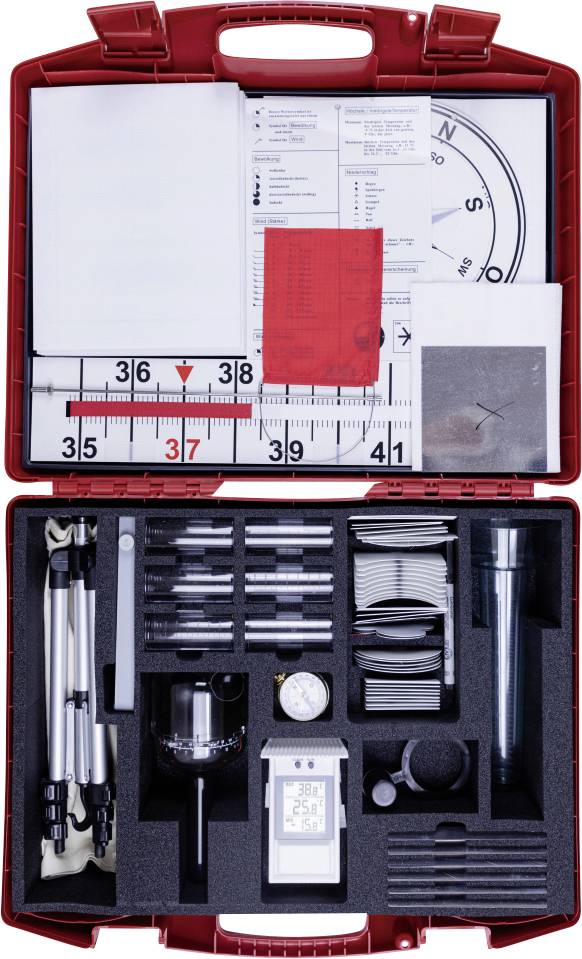 Roter Detektiv-Werkzeugkasten, offen, mit verschiedenen Werkzeugen wie Lupe, Kompass, Bürsten, Messlatte und Dokumentation im Inneren.