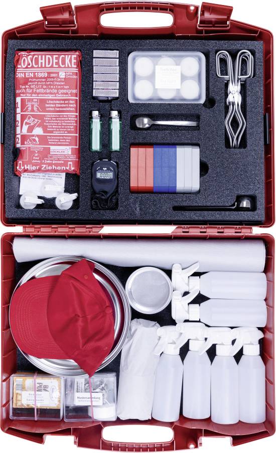 Ein offenes rotes Notfall-Set mit Gegenständen wie einer Feuerlöschdecke, Verbandsmaterial, Flaschen und Werkzeugen, die ordentlich in Fächern organisiert sind.