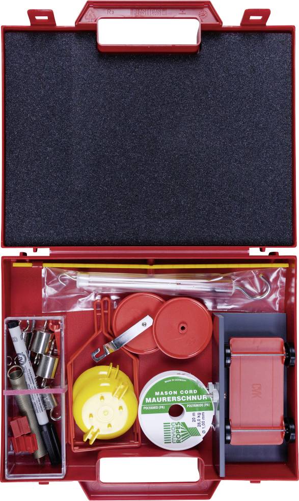 Rote Werkzeugkiste mit verschiedenen Werkzeugen und Materialien, einschließlich Maurerschnur und kleinen Metallkomponenten, angeordnet in organisierten Fächern.