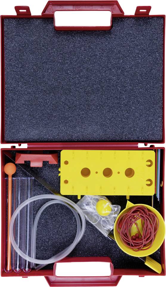 Offene rote Werkzeugkiste mit verschiedenen Werkzeugen und Objekten, einschließlich eines gelben Halters, Rohre, Drähte und kleine Kunststoffkomponenten.