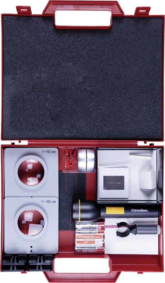 Rote Aufbewahrungsbox mit Werkzeugen und Komponenten, einschließlich Messinstrumenten, Taschenlampe, Messer, Stahlmaßstab und Batterien.