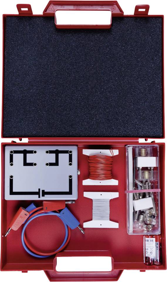 Ein rotes Werkzeugset mit verschiedenen elektronischen Komponenten, darunter Leiterplattenstücke, Drähte, Krokodilklemmen und Glühbirnen, organisiert in Fächern.