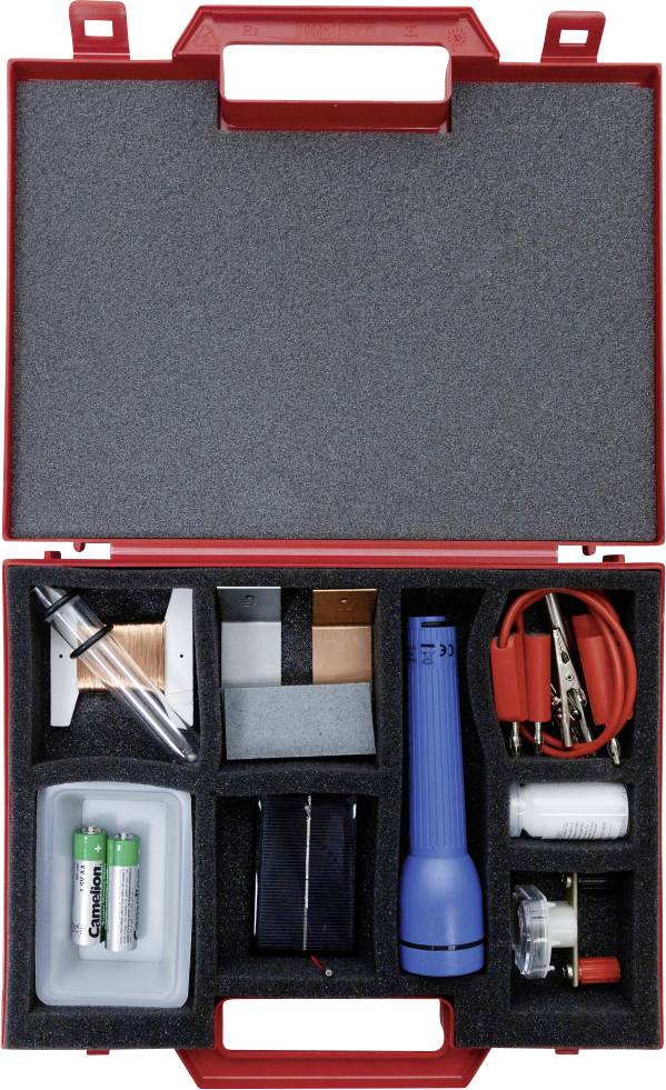 Eine rote Werkzeugkiste mit einer Taschenlampe, Kupferdraht, Krokodilklemmen, Batterien, einem kleinen Solarmodul und anderen elektrischen Komponenten.