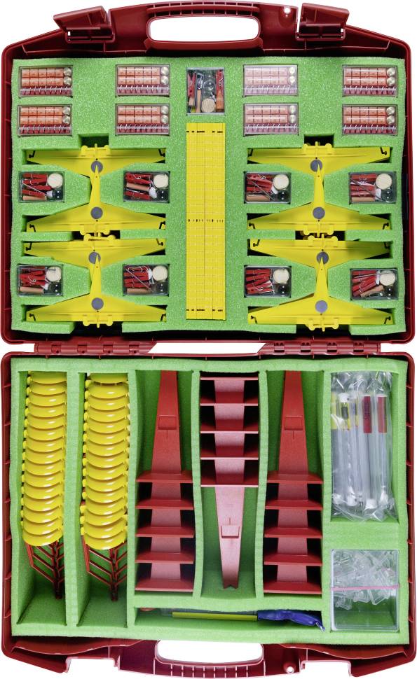 Eine offene rote Werkzeugkiste mit verschiedenen grünen, roten und gelben elektrischen Komponenten, organisiert in Fächern.