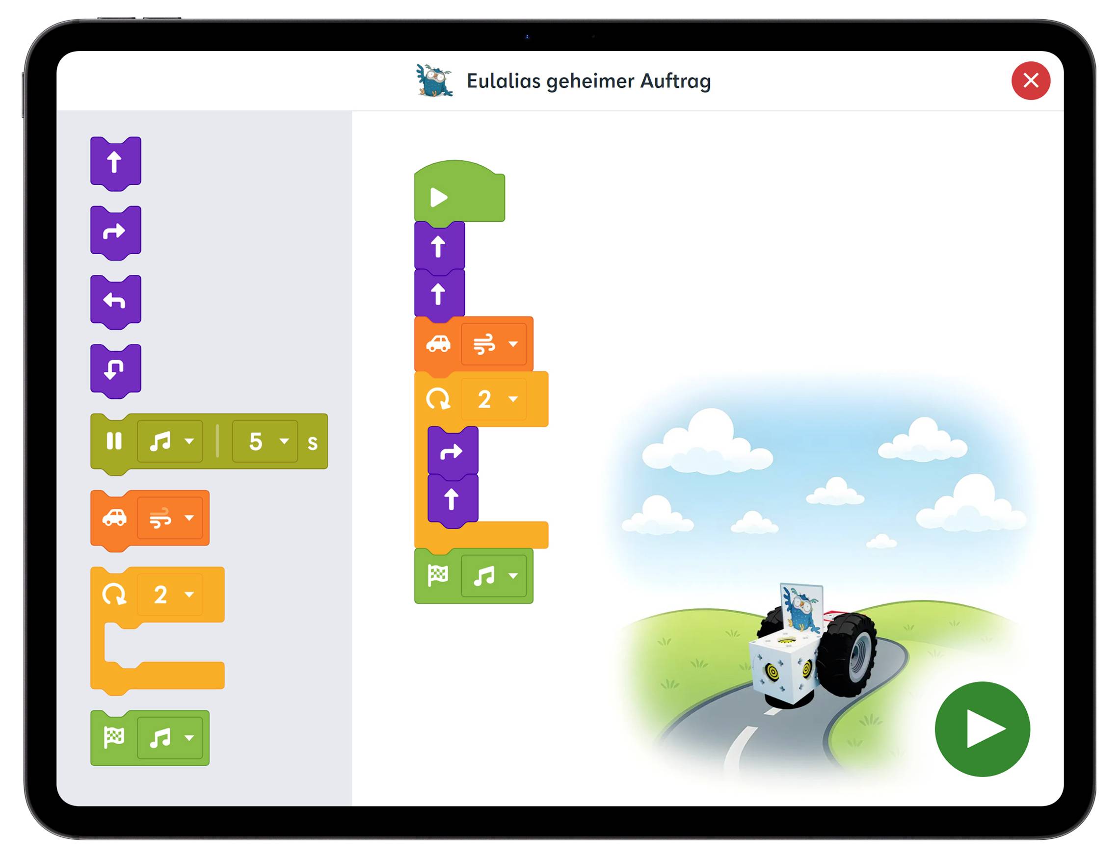 Ein Tablet zeigt eine Roboterprogrammieroberfläche. Links sind bunte Programmierblöcke, rechts eine Illustration eines Roboters auf einem Weg.