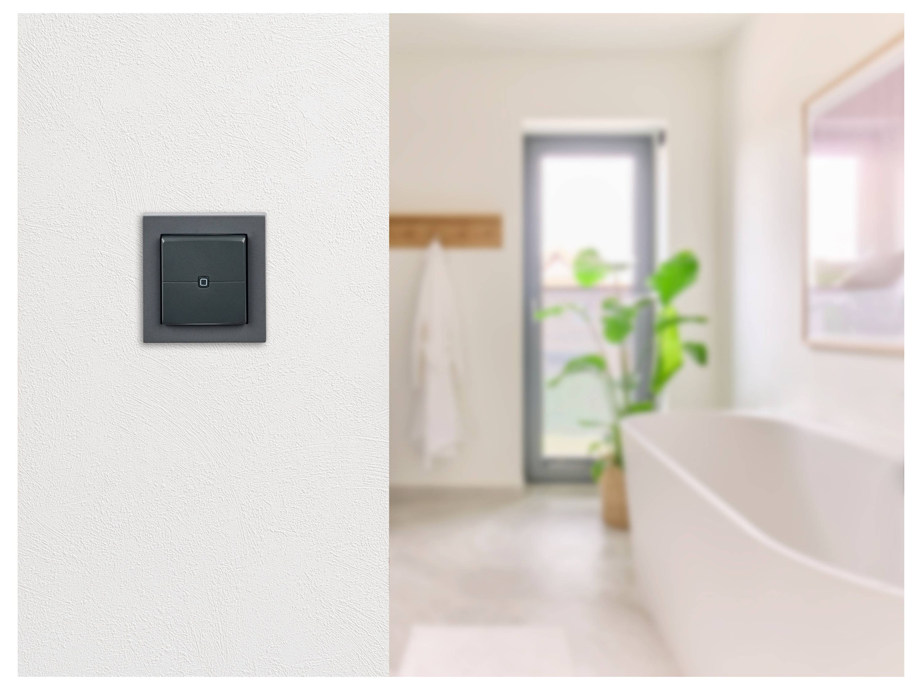 Modernes Badezimmer mit weißen Wänden, einer Badewanne und einer Topfpflanze neben einem großen Fenster; ein schwarzer Lichtschalter befindet sich an der linken Wand.