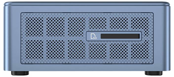 Ein kleiner, blauer Computerserver mit einer gelochten Frontplatte und einem Schlitz, der mit 'SD' markiert ist und auf eine Medienspeicherfähigkeit hinweist.