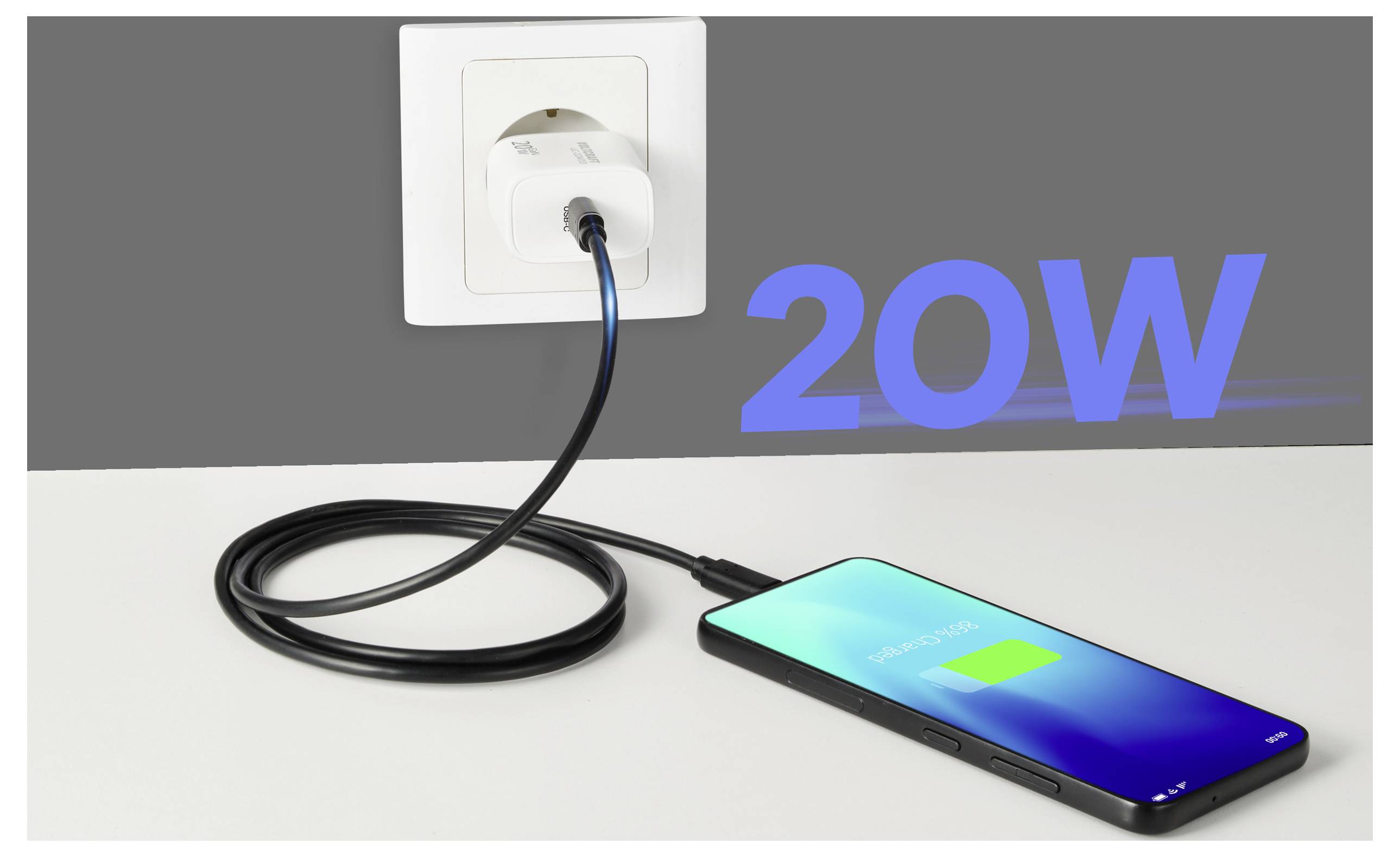 Ein Smartphone lädt auf einem Tisch mit einem Kabel, das mit einem Wandsteckdosenadapter verbunden ist. Der Text zeigt „20W