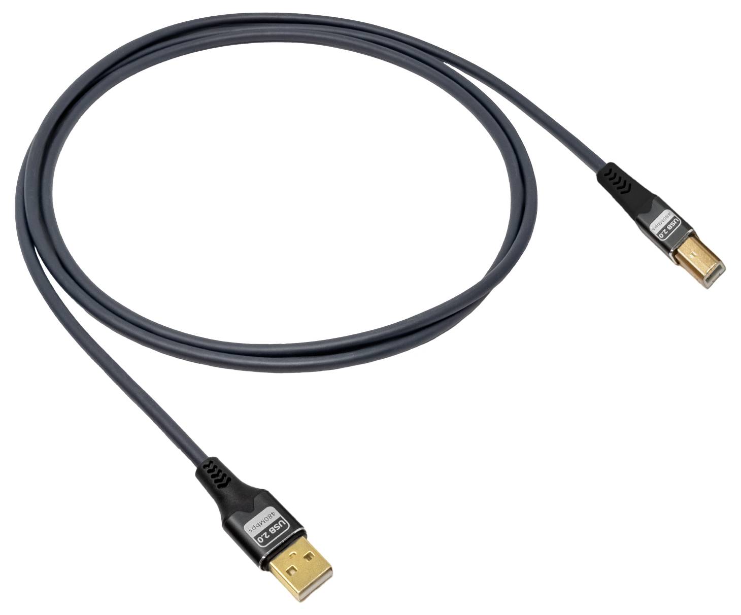 Ein schwarzes USB 2.0-Kabel mit vergoldeten Anschlüssen, das einen Typ-A-Stecker auf der einen Seite und einen Typ-B-Stecker auf der anderen Seite aufweist.