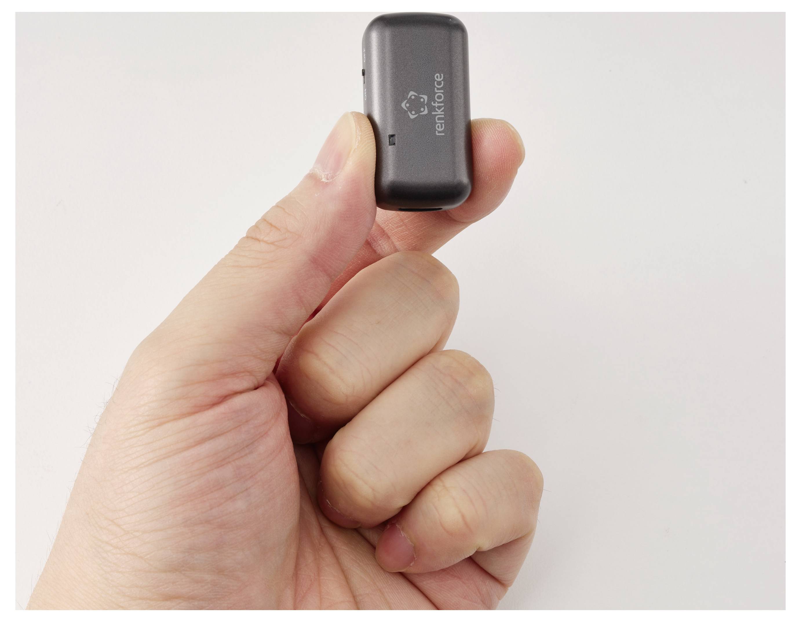Hand hält einen kleinen schwarzen USB-Stick mit dem Logo 