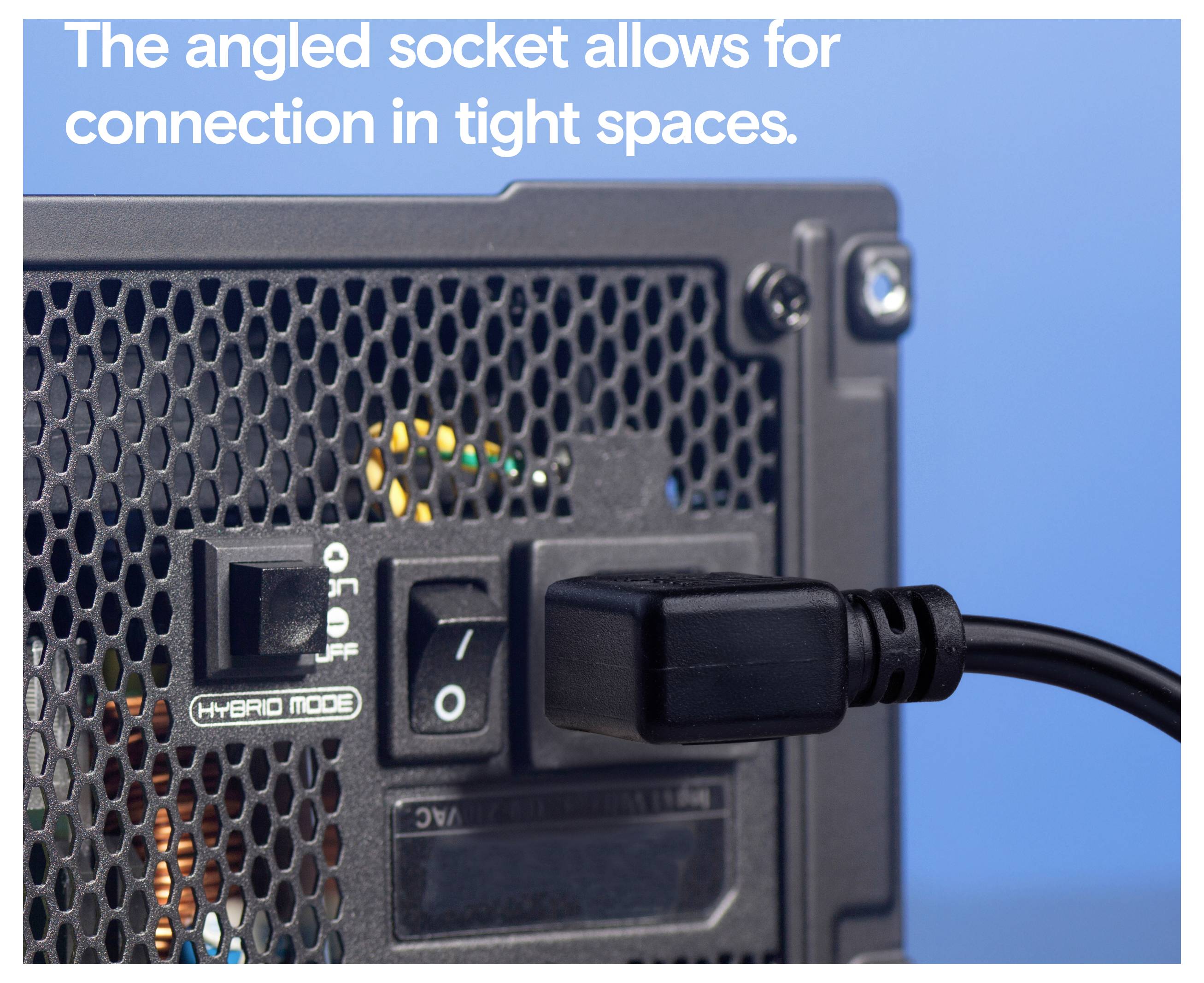 Nahaufnahme eines Computer-Stromversorgungsgeräts mit angeschlossenem gewinkltem Stromstecker, der die Verbindung in beengten Räumen veranschaulicht.