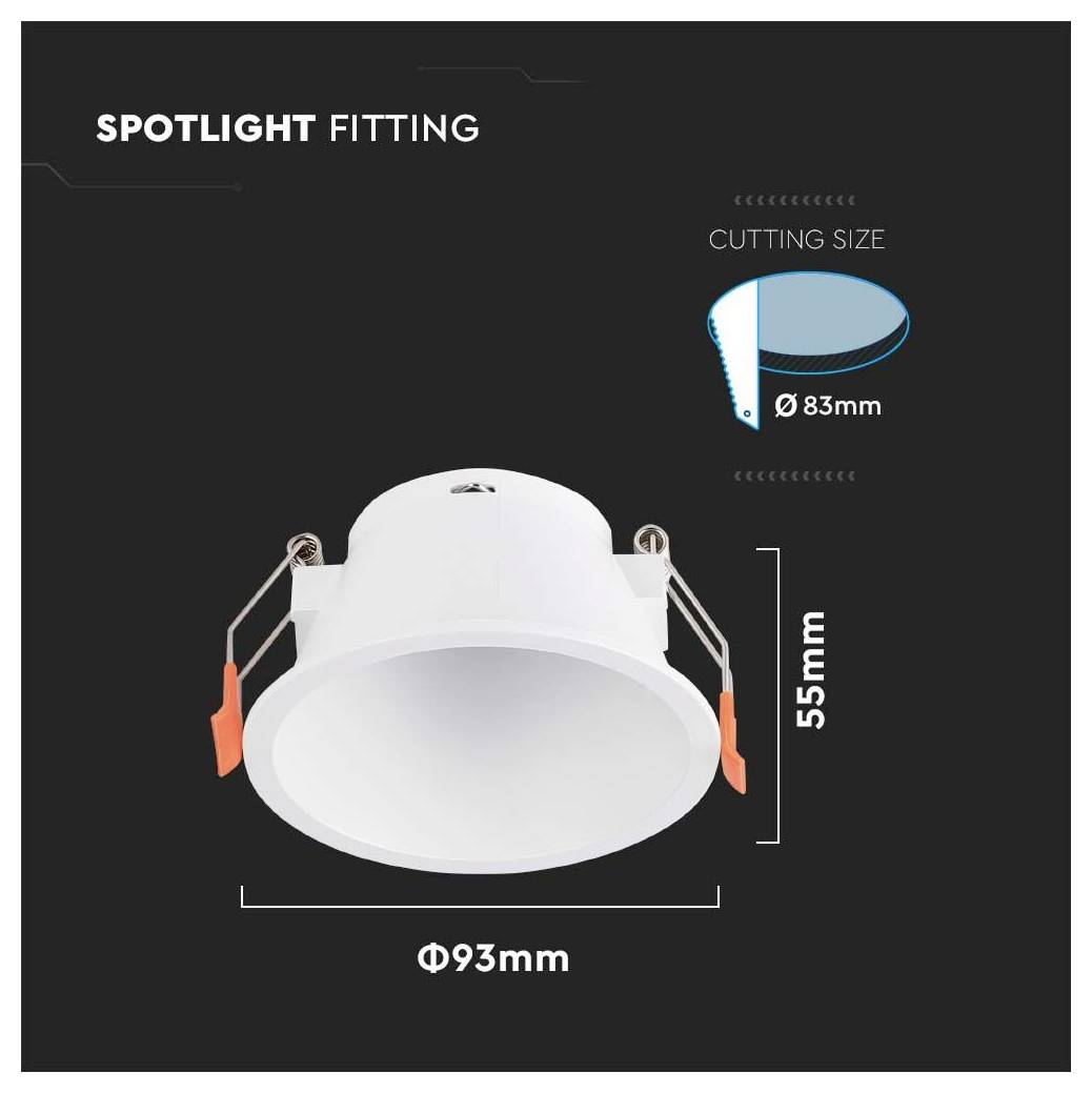 Eine Terrasse im Freien mit Korbstühlen um einen Tisch herum, unter einem überdachten Bereich mit Deckenbeleuchtung und Deckenlüfter, umgeben von üppiger Vegetation.