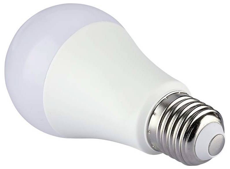 Eine weiße LED-Glühbirne mit metallischer Schraubfassung, die für standardmäßige Lichtfassungen konzipiert ist, vor einem einfarbigen Hintergrund.