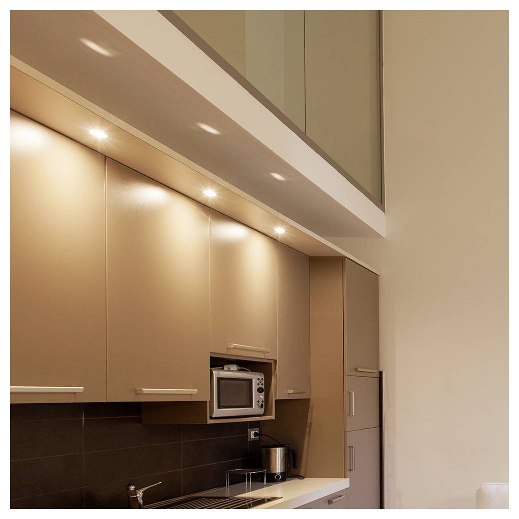 Moderne Küche mit braunen Schränken, eingebautem Mikrowellenherd und einer eleganten Arbeitsplatte unter Einbaubeleuchtung. Minimalistisches, cleanes Design.