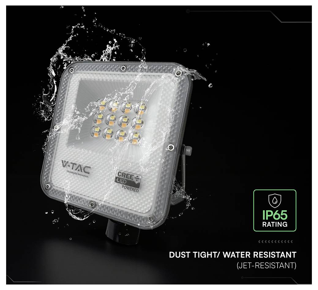 Ein LED-Strahler mit Wasserspritzern, das seine IP65-Staub- und Wasserbeständigkeit zeigt. Der Text lautet „Staubdicht/Wasserbeständig (Strahlwassergeschützt)