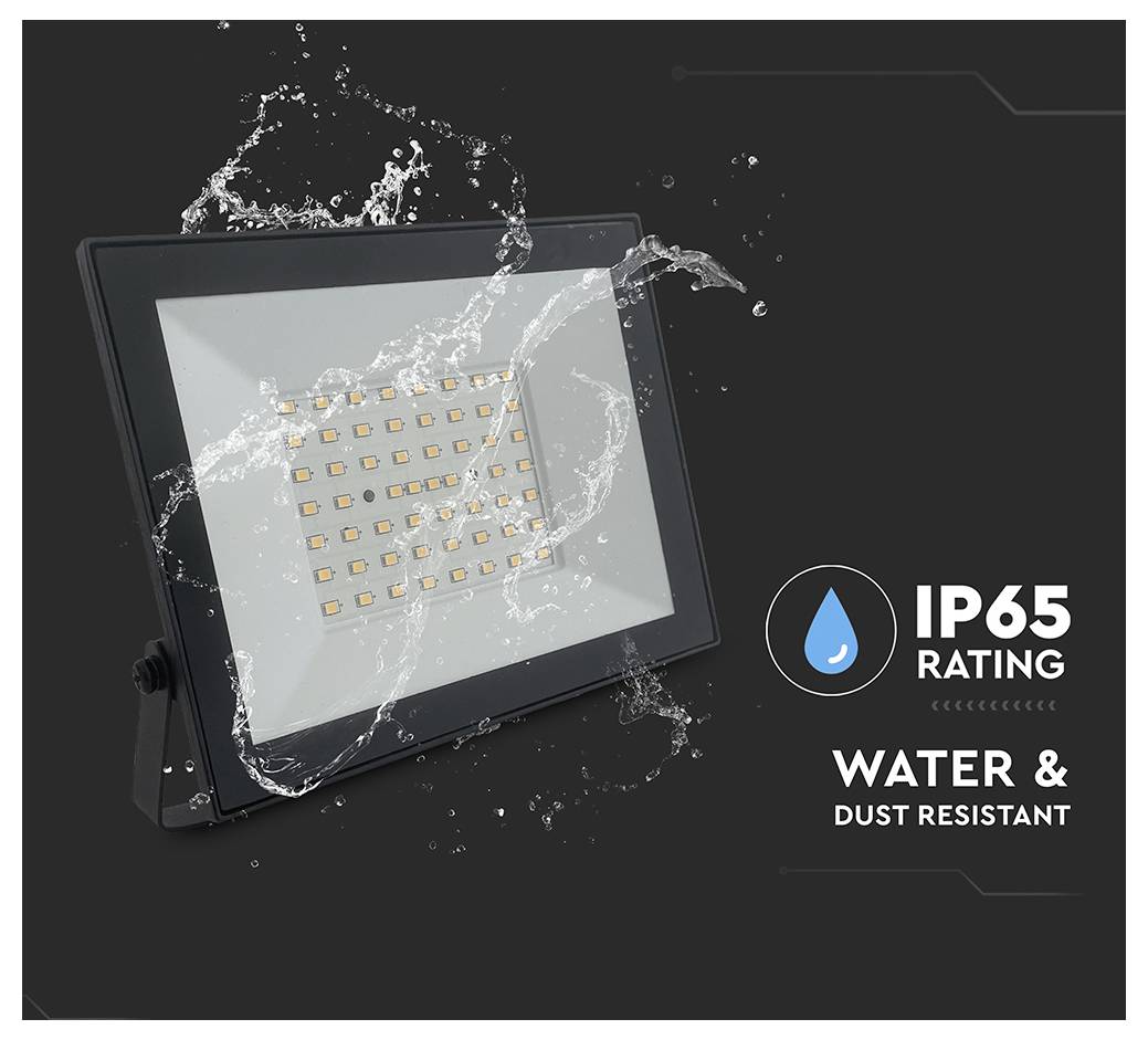 Eine LED-Flutlichtstrahler mit Wassertropfen, die seine Schutzart 'IP65' für Wasser- und Staubresistenz veranschaulicht.