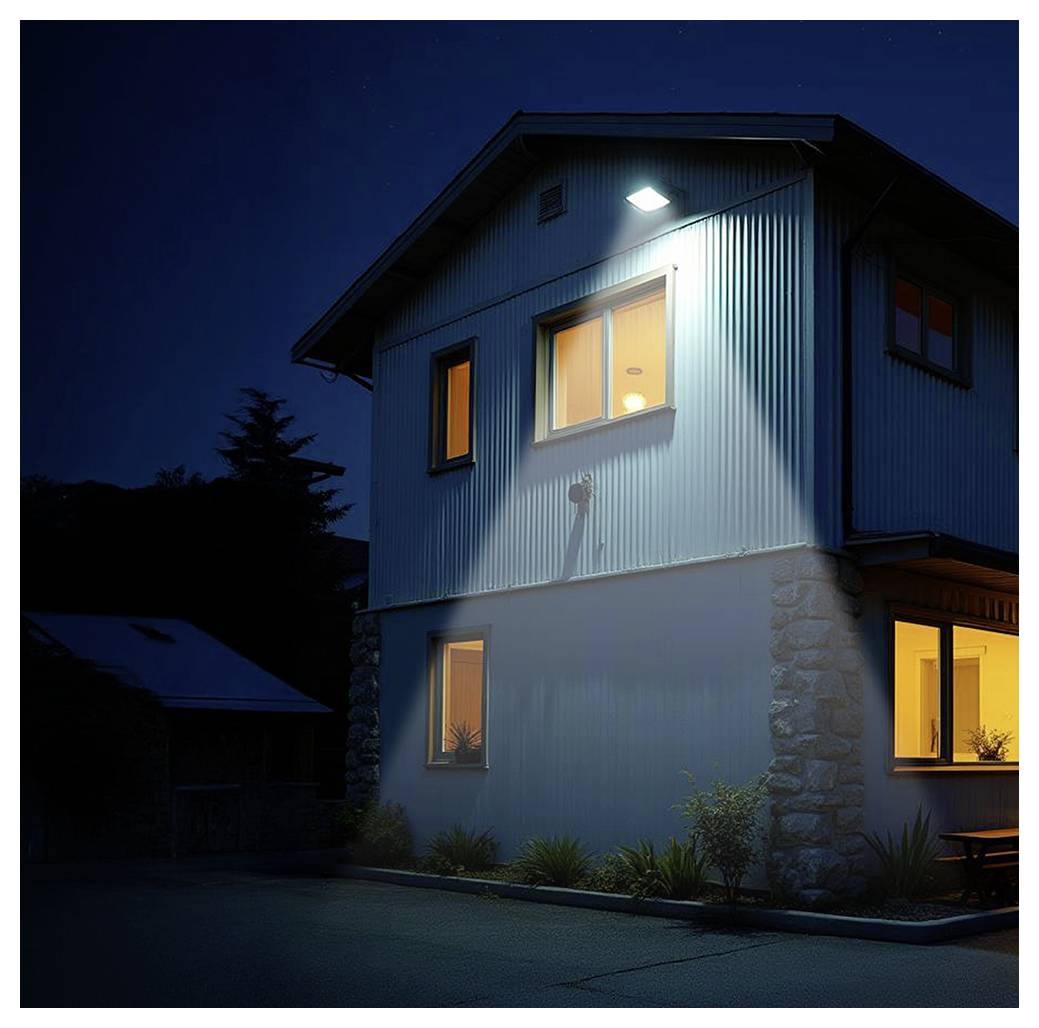 Ein Haus in der Nacht mit zwei beleuchteten Fenstern und Außenleuchten, umgeben von Bäumen.