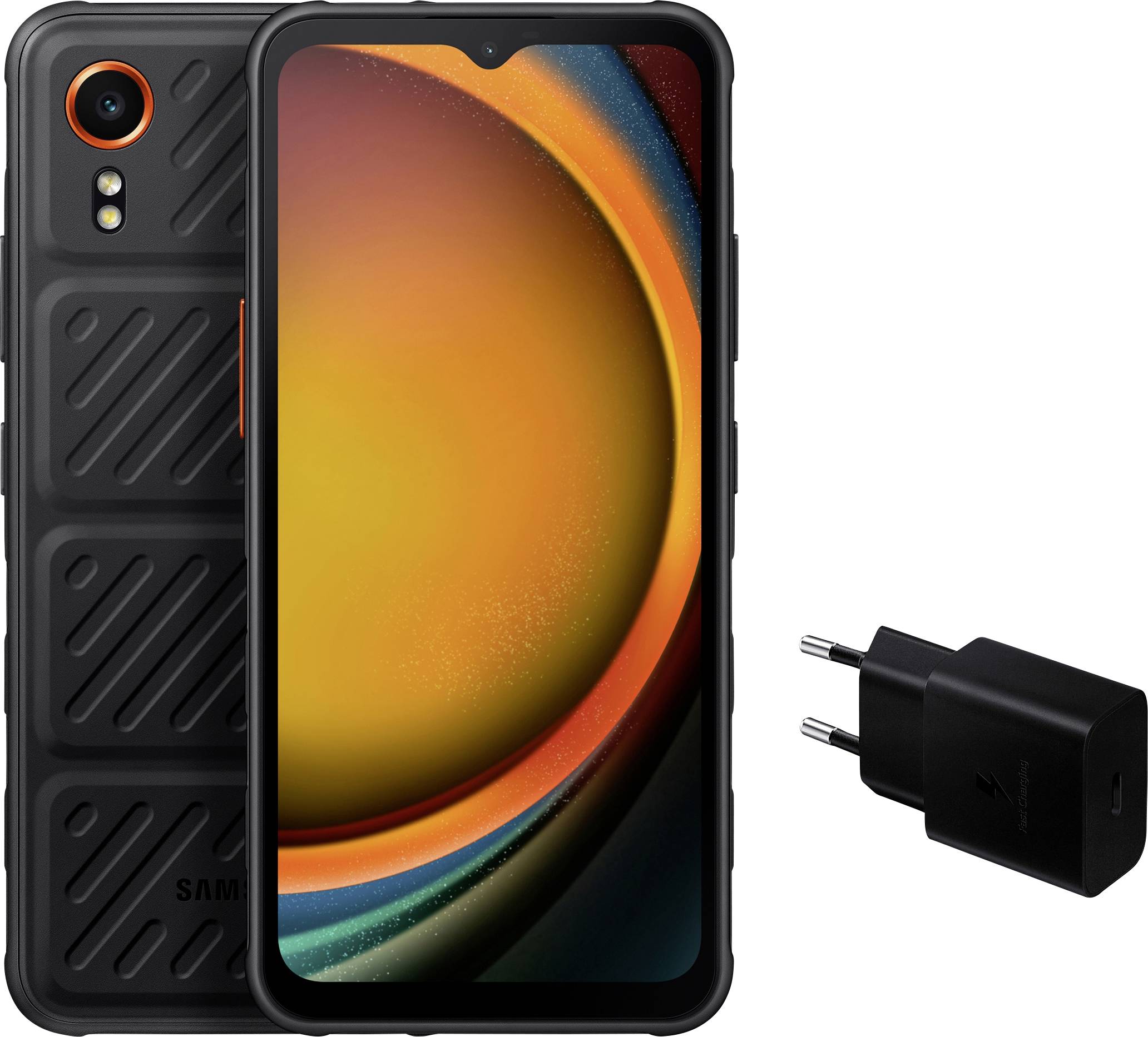 Samsung Galaxy XCover6 Pro Smartphone mit robustem Design, orangefarbener Akzentierung an der Kamera und Wandladegerät.
