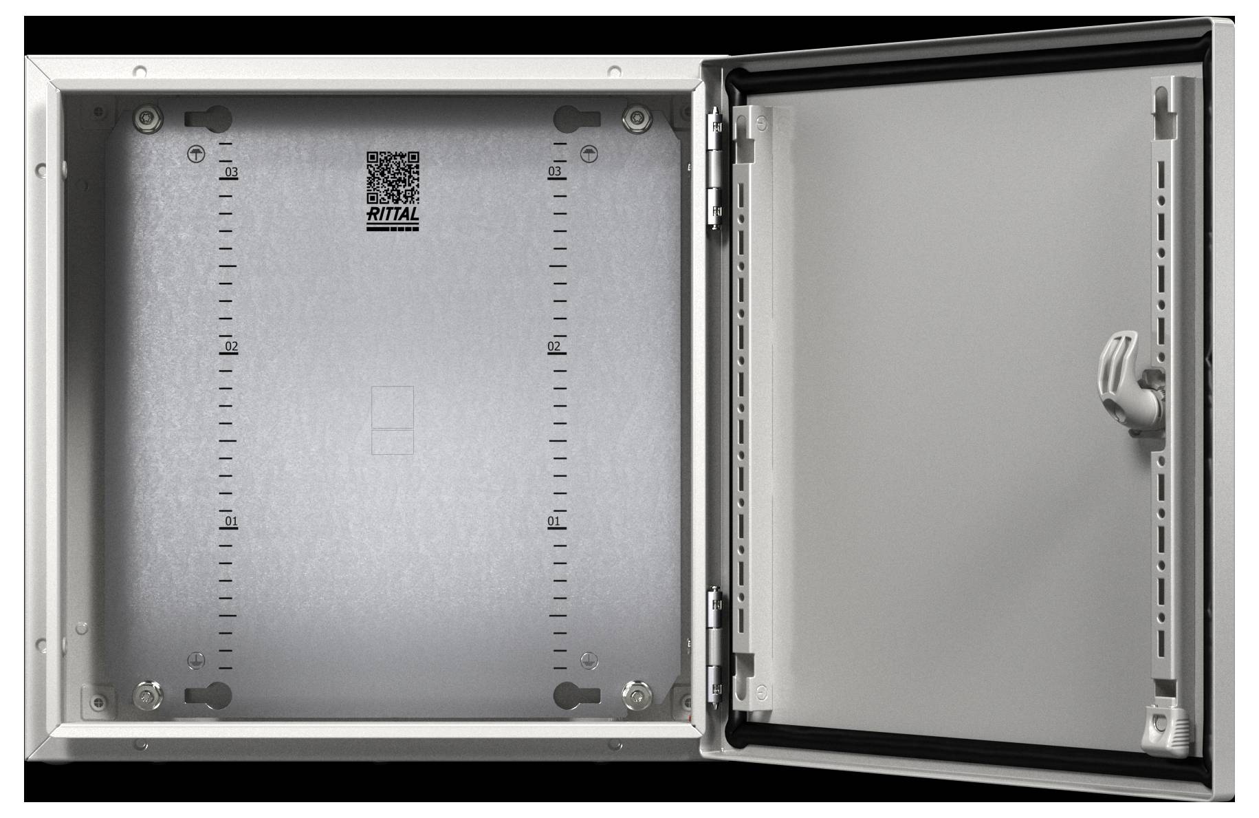 Ein offenes Metallgehäuse mit einer Tür mit Scharnier, deren Innenraum leer ist. Ein QR-Code und das Wort 'Rittal' sind im Inneren sichtbar.