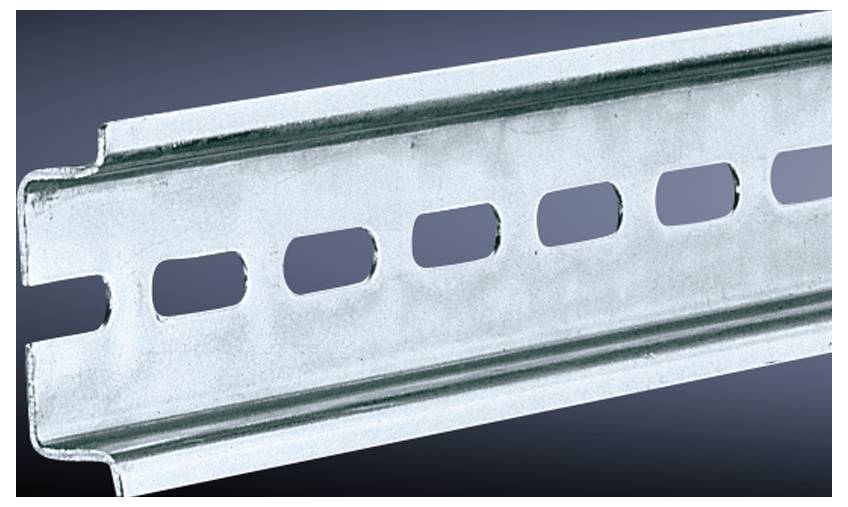 Ein Metallträgerkanal mit gleichmäßig angeordneten rechteckigen Löchern, der in der Baubranche zur Unterstützung und Befestigung verwendet wird.