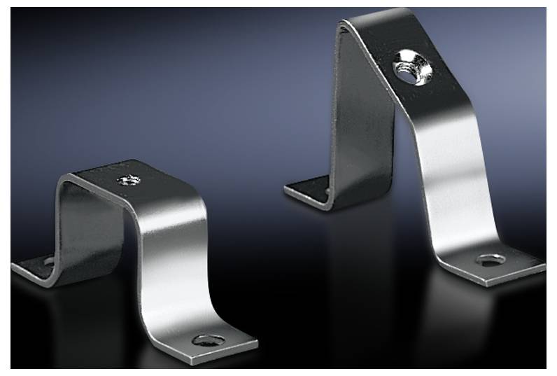 Zwei Metallhalterungen mit Löchern für Schrauben, eine kurze und eine höhere, auf einem dunklen Hintergrund, zum Befestigen von Objekten.