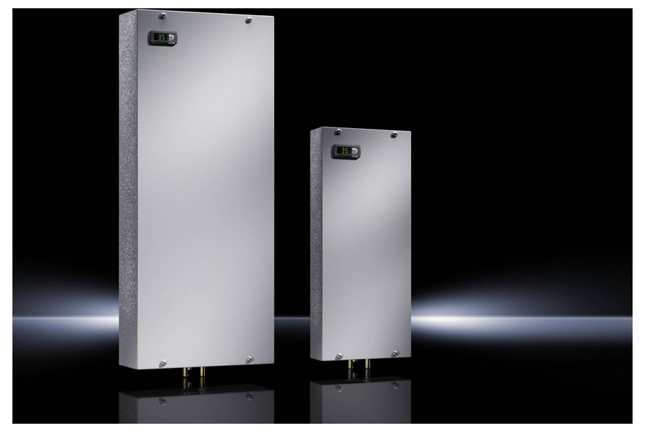 Zwei metallische Klimaanlagen unterschiedlicher Größen, die auf einem dunklen Hintergrund platziert sind und ihr schlankes, rechteckiges Design zur Geltung bringen.